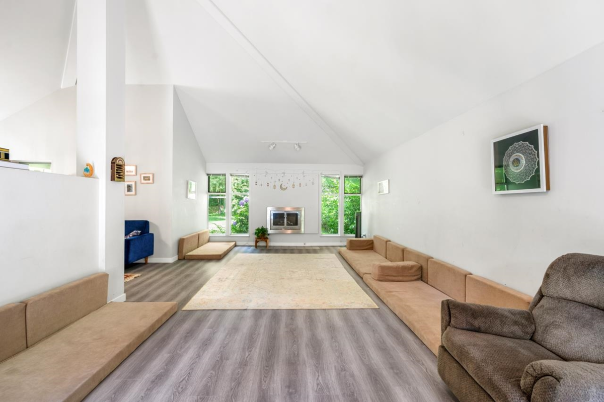 Dining Area Photo of 13553 25 Avenue, Surrey, BC