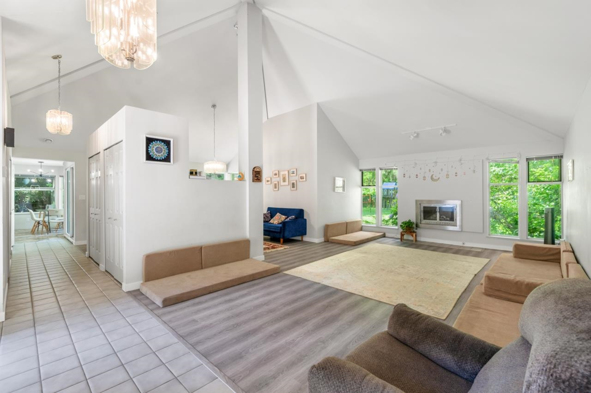 Family Room Photo of 13553 25 Avenue, Surrey, BC