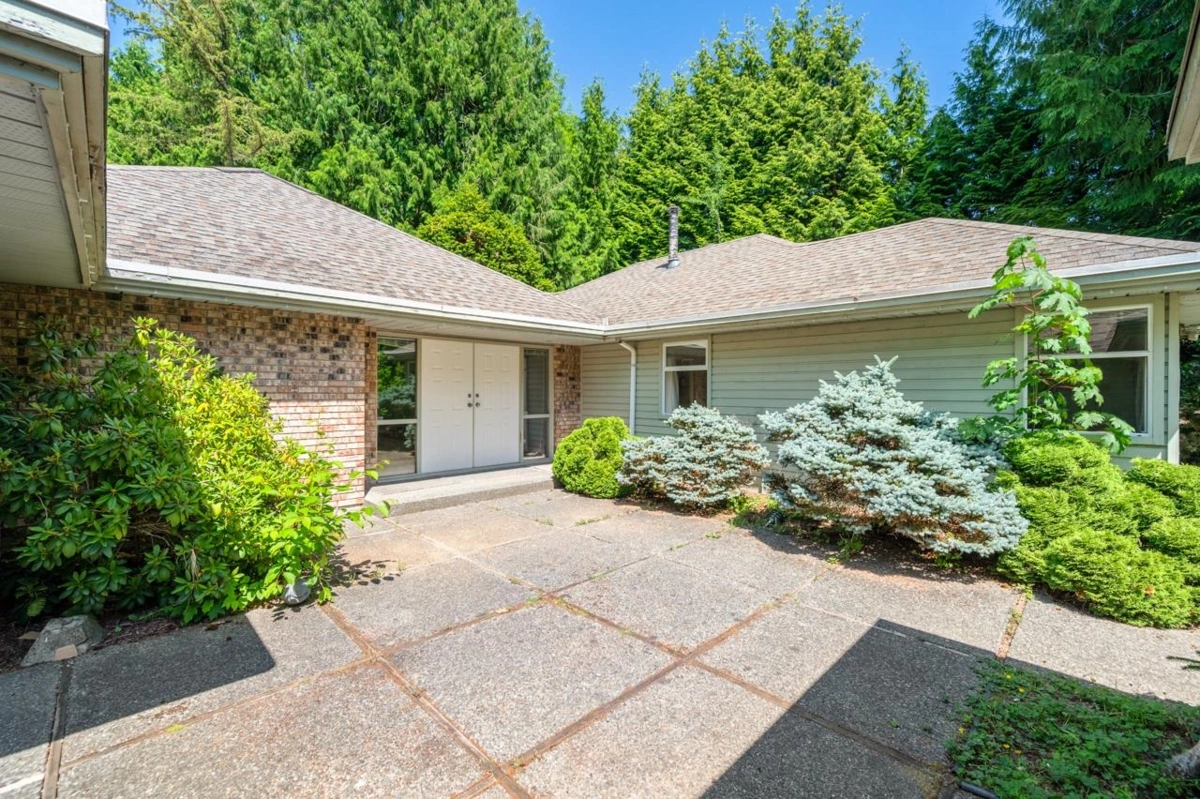 Front Yard Photo of 13553 25 Avenue, Surrey, BC