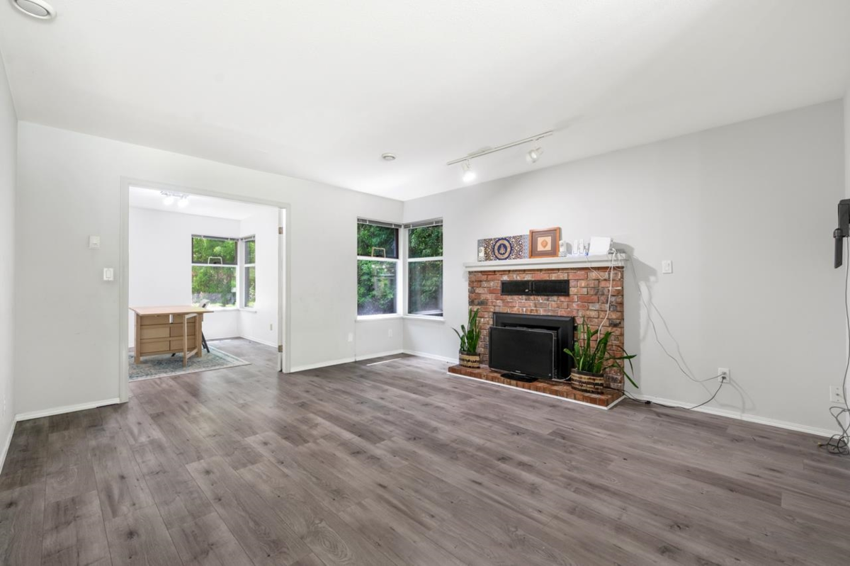 Kitchen Island Photo of 13553 25 Avenue, Surrey, BC