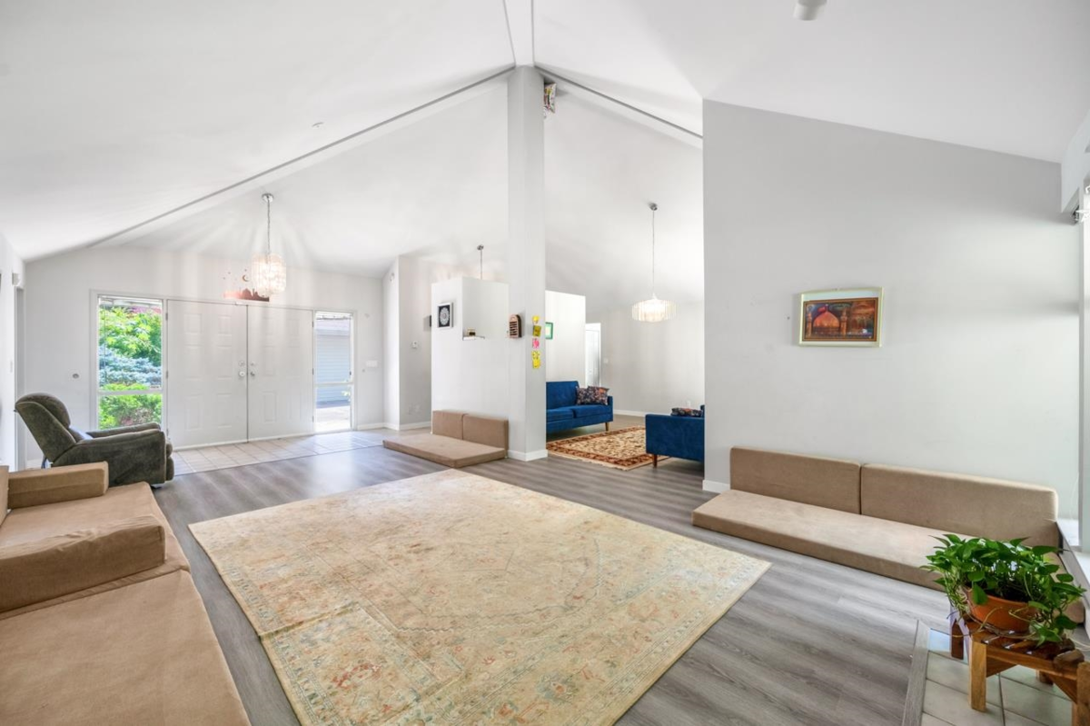 Living Room Photo of 13553 25 Avenue, Surrey, BC