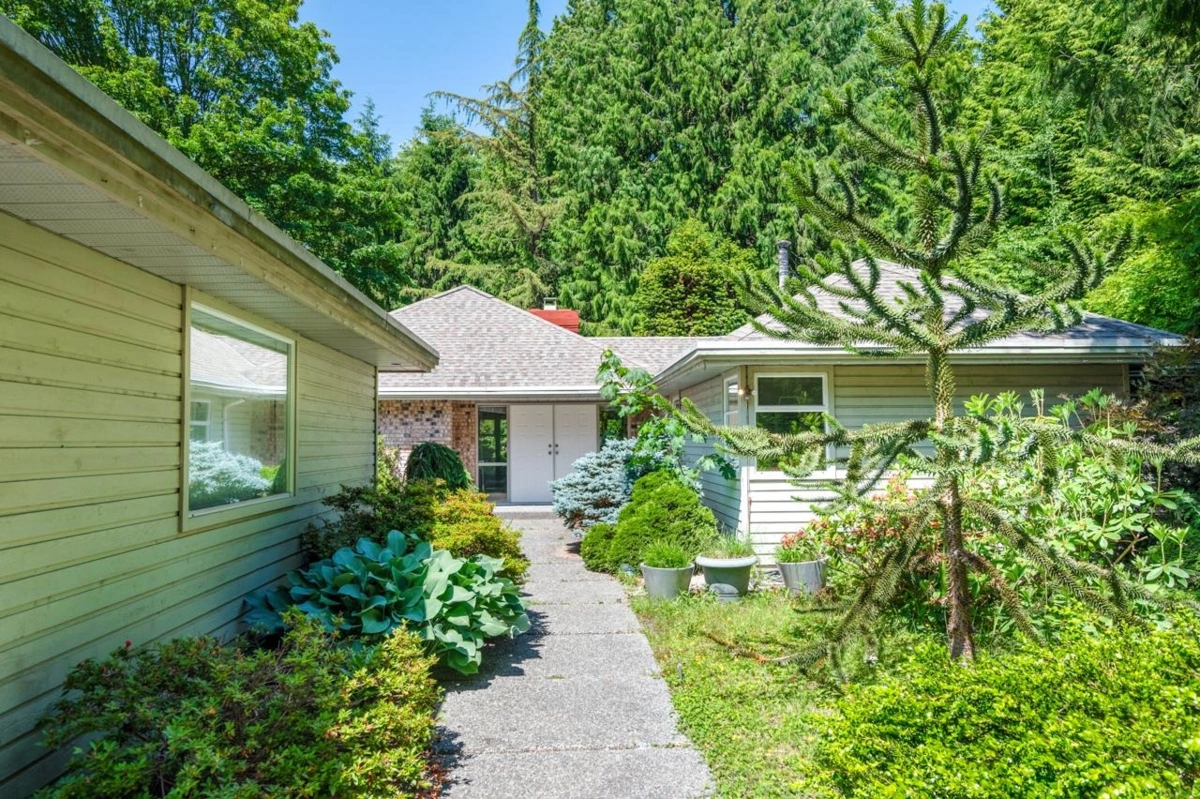 Swimming Pool Photo of 13553 25 Avenue, Surrey, BC