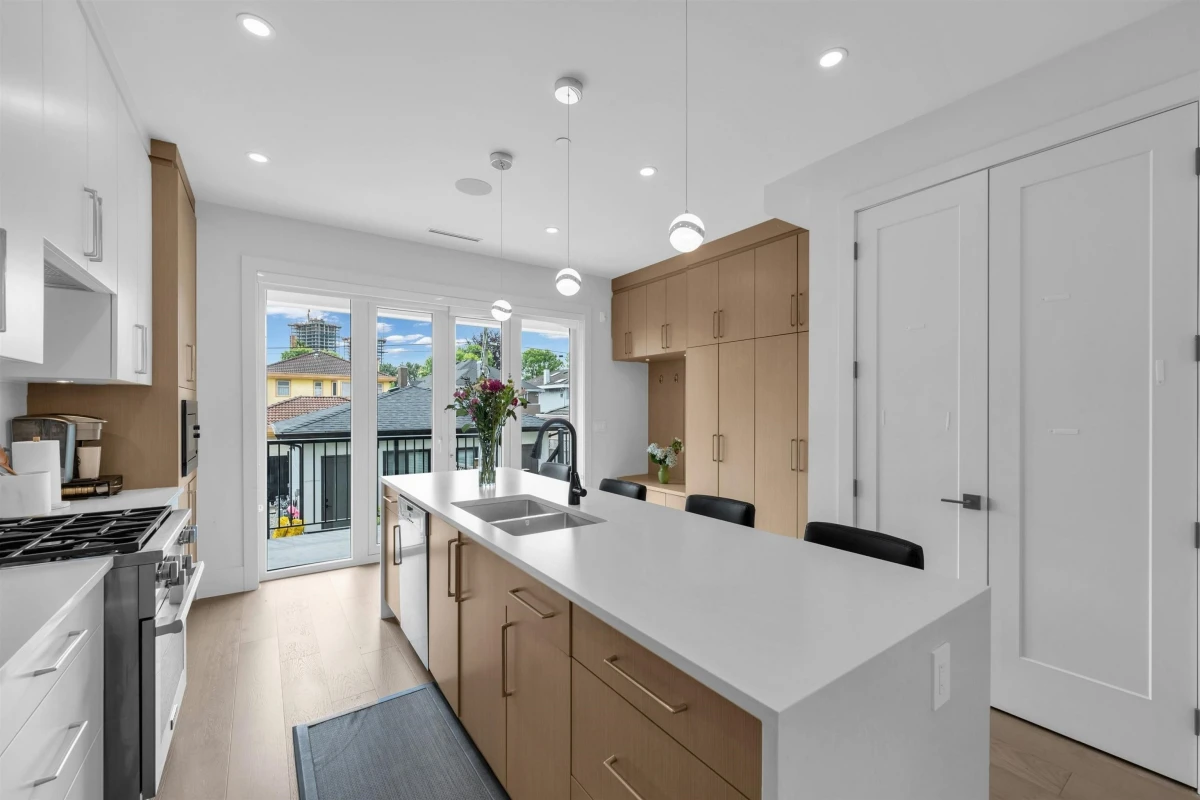 Dining Area Photo of 1 560 W 63rd Avenue, Vancouver, BC