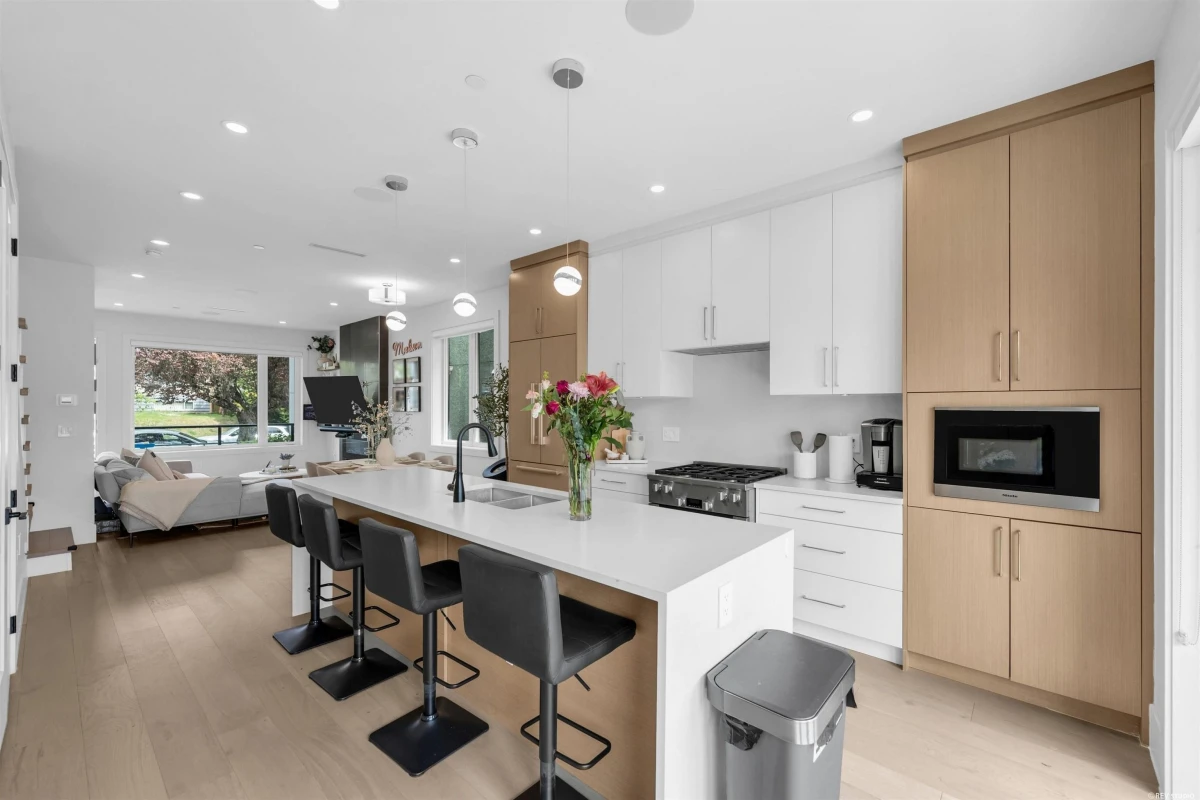 Family Room Photo of 1 560 W 63rd Avenue, Vancouver, BC