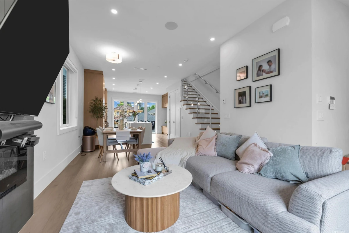 Living Room Photo of 1 560 W 63rd Avenue, Vancouver, BC
