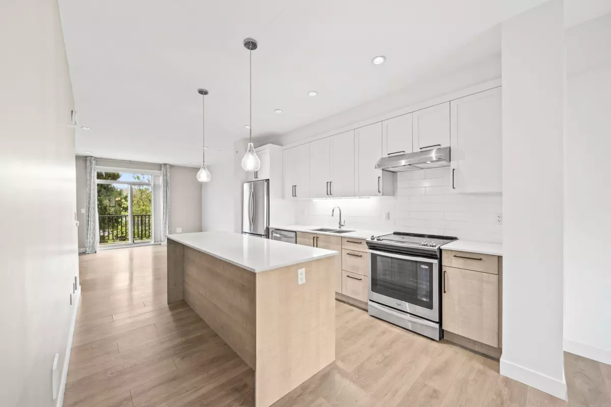 Living Room Photo of 36 1708 King George Boulevard, Surrey, BC
