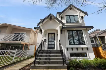 Garden / Landscaping Photo of 5059 Sherbrooke Street, Vancouver, BC