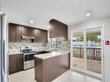 Kitchen Island Photo of 9974 127b Street, Surrey, BC