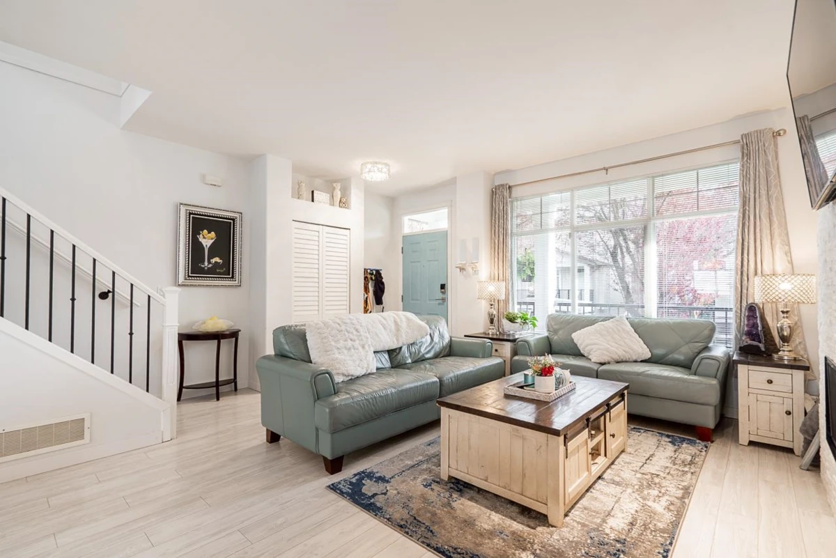 Living Room Photo of 24365 102a Avenue, Maple Ridge, BC