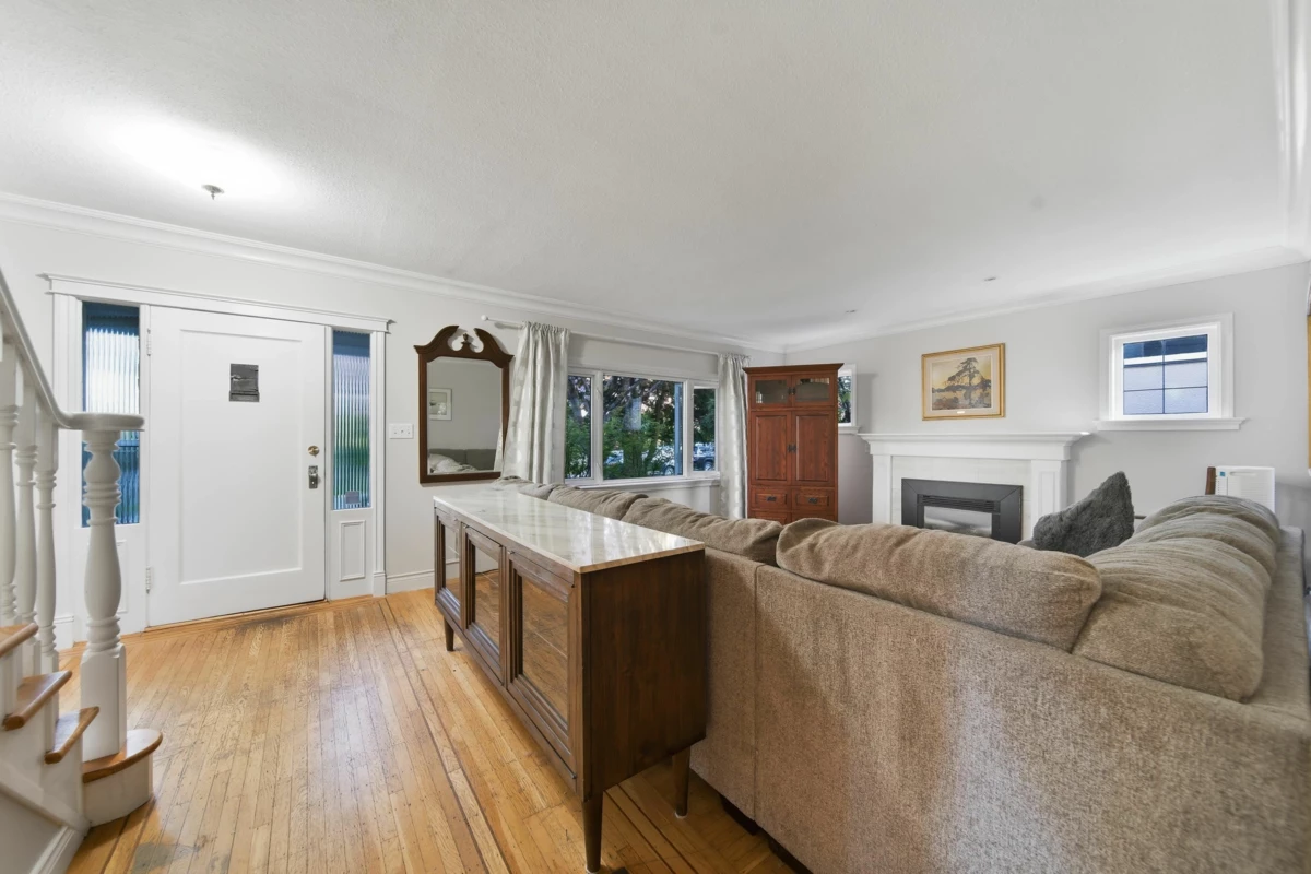 Living Room Photo of 107 Seventh Avenue, New Westminster, BC