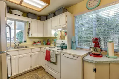 Laundry Room Photo of 7852 167a Street, Surrey, BC