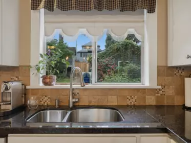 Powder Room Photo of 624 Colborne Street, New Westminster, BC