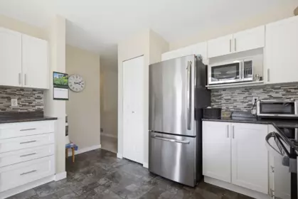 Kitchen Island Photo of 10 3902 Latimer Street, Abbotsford, BC