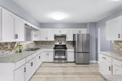 Kitchen Island Photo of 11546 128 Street, Surrey, BC