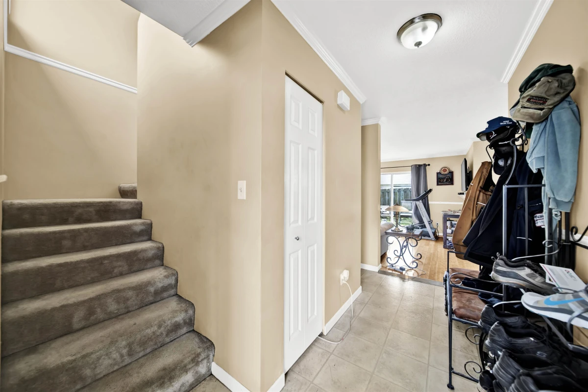 Living Room Photo of 195 32550 Maclure Road, Abbotsford, BC