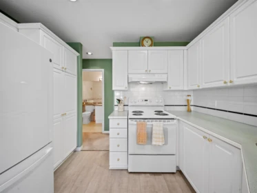 Kitchen Island Photo of 3 1370 Riverwood Gate, Port Coquitlam, BC