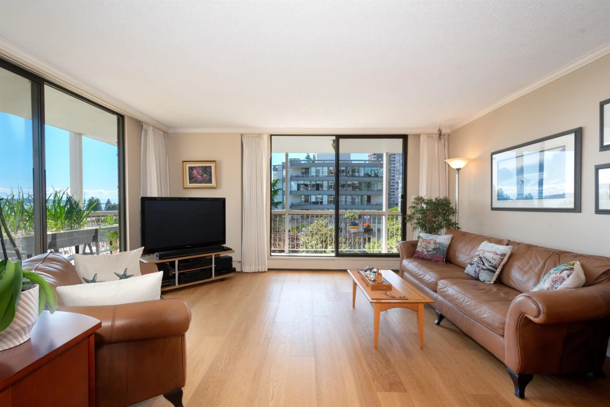 Dining Area Photo of 402 1390 Duchess Avenue, West Vancouver, BC