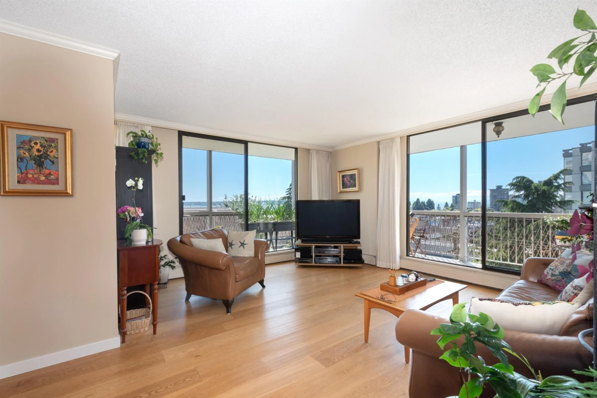 Family Room Photo of 402 1390 Duchess Avenue, West Vancouver, BC