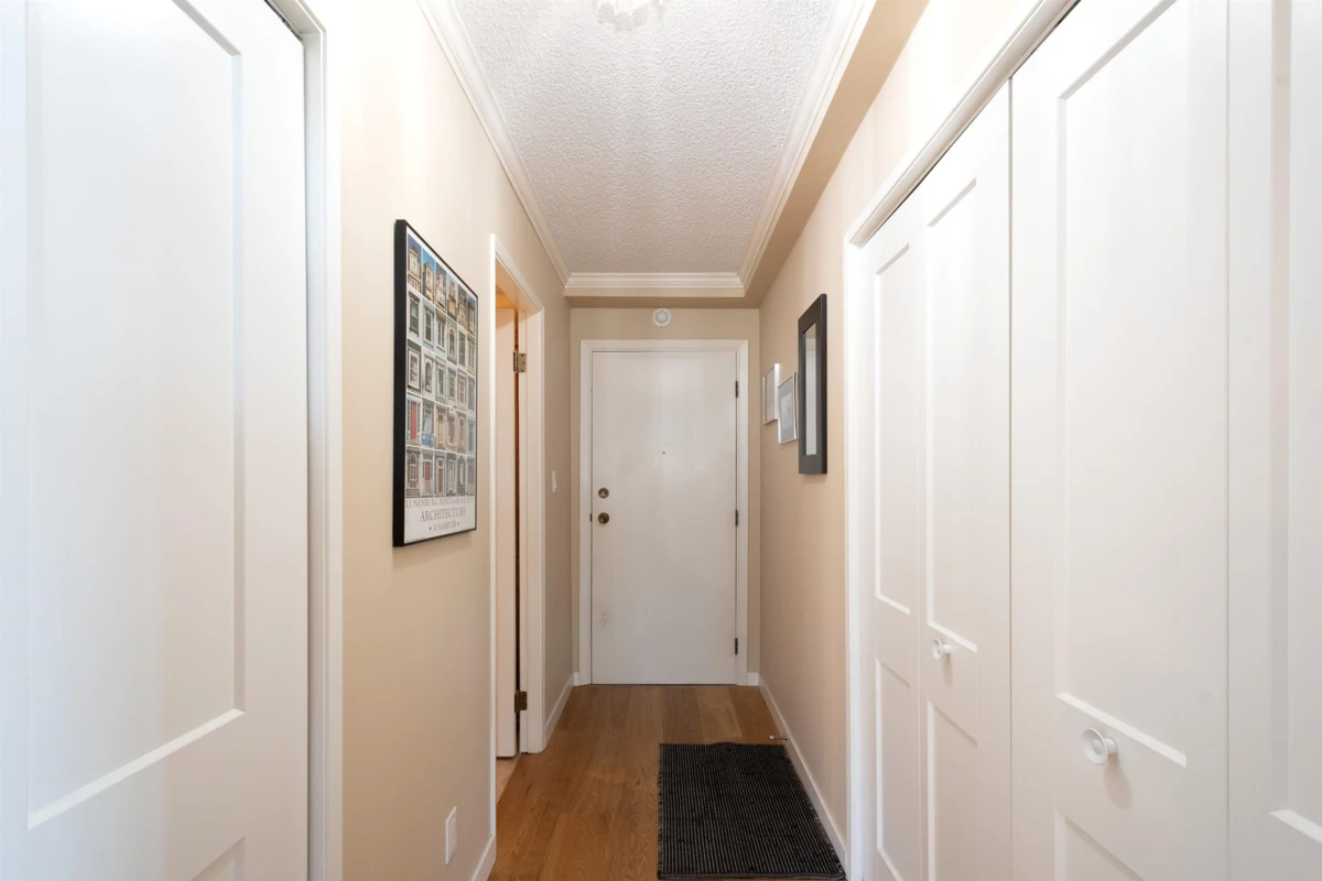 Living Room Photo of 402 1390 Duchess Avenue, West Vancouver, BC
