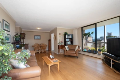 Kitchen Photo of 402 1390 Duchess Avenue, West Vancouver, BC