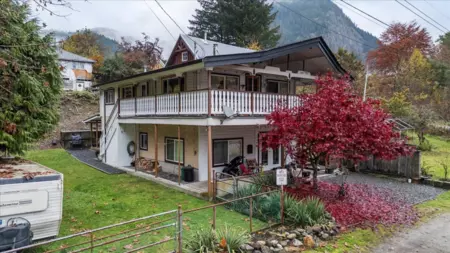 Hot Tub / Spa Photo of 31191 Front Street, Yale, BC