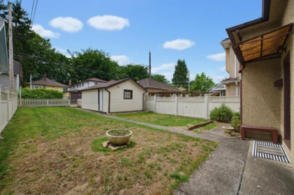 Garden / Landscaping Photo of 2546 Napier Street, Vancouver, BC