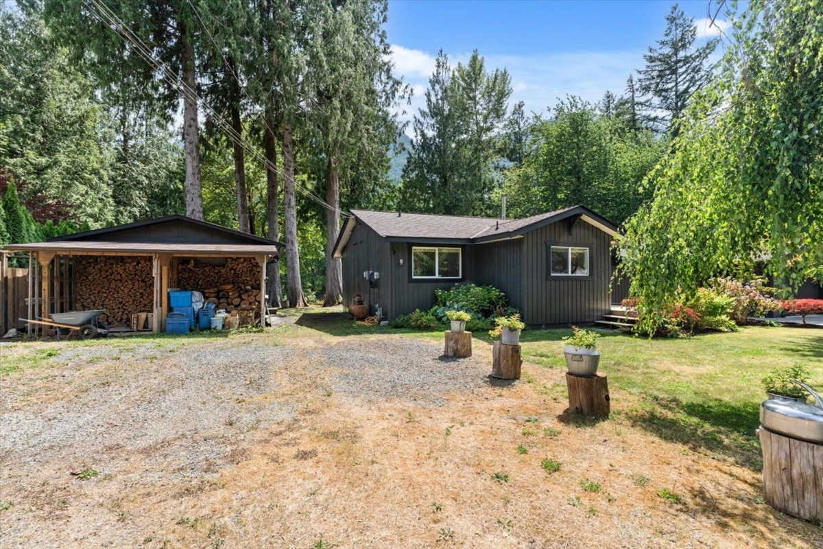 Living Room Photo of 49322 Neville Road, Sardis - Chwk River Valley, BC