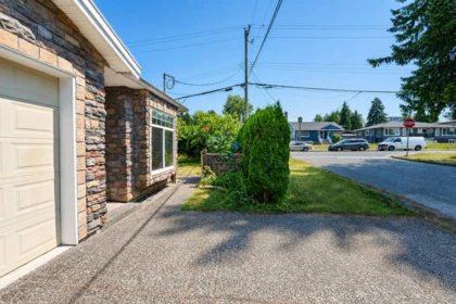 6890 Koala Crescent, Burnaby, BC, Burnaby — Half Duplex for sale