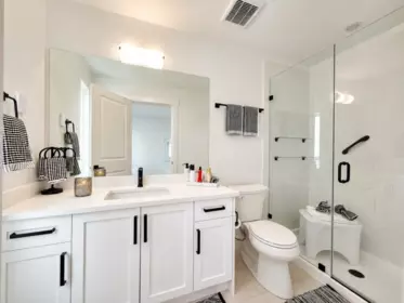 Guest Bathroom Photo of 42 16433 19 Avenue, White Rock, BC