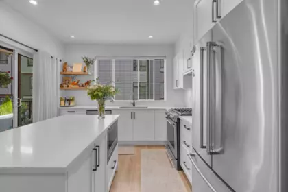 Kitchen Island Photo of 42 16433 19 Avenue, White Rock, BC