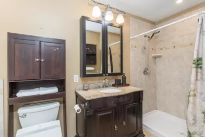 Entry Foyer Photo of 102 Viscount Place, New Westminster, BC