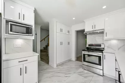Kitchen Island Photo of 2 2998 Mouat Drive, Abbotsford, BC