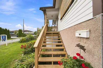 Entry Foyer Photo of 247 Wood Street, New Westminster, BC