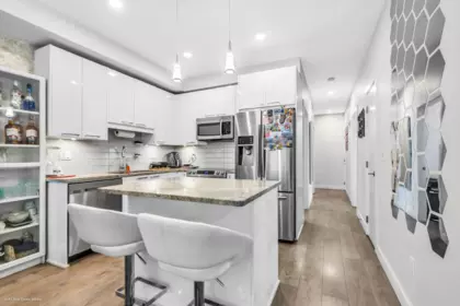 Kitchen Island Photo of 317 20696 Eastleigh Crescent, Langley, BC