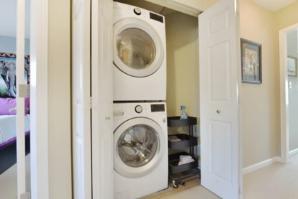 Mudroom Photo of 15415 Russell Avenue, White Rock, BC