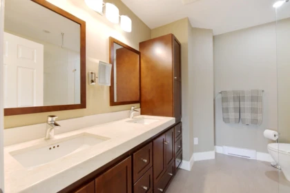 Powder Room Photo of 15415 Russell Avenue, White Rock, BC