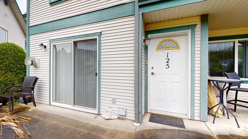 Living Room Photo of 125 5711 Ebbtide Street, Sechelt, BC