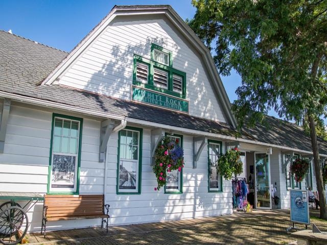 Entry Foyer Photo of 931 Finlay Street, White Rock, BC