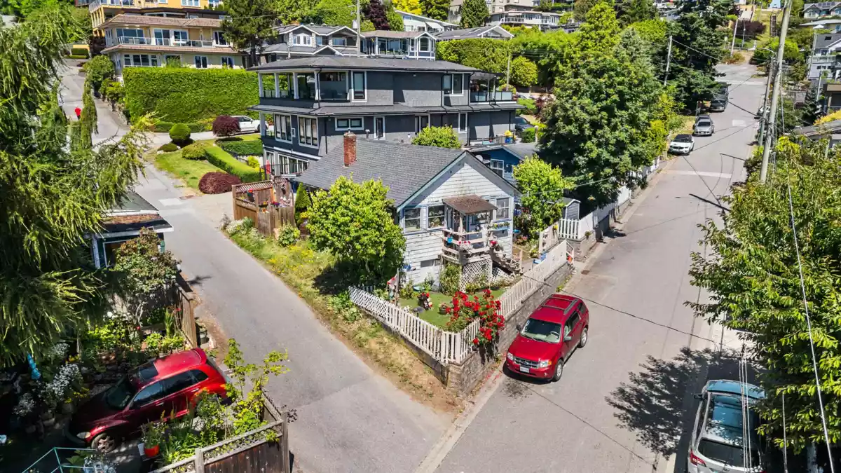Kitchen Island Photo of 931 Finlay Street, White Rock, BC