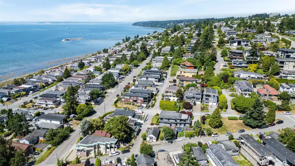 Walk-In Closet Photo of 931 Finlay Street, White Rock, BC