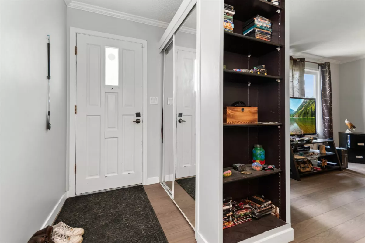 Kitchen Island Photo of 45603 Reece Avenue, Chilliwack, BC
