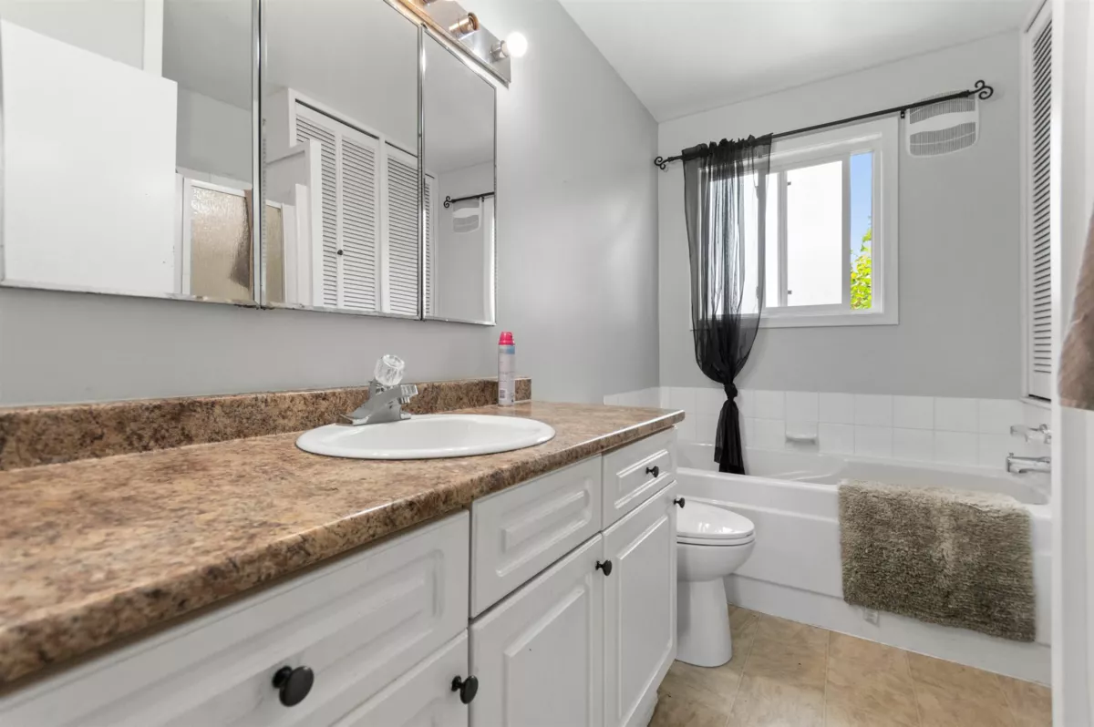 Primary Bathroom Photo of 45603 Reece Avenue, Chilliwack, BC