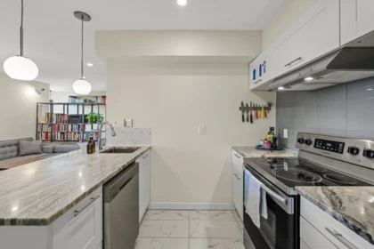 401 16 Lakewood Drive, Vancouver, BC, Vancouver — Apartment/Condo for sale