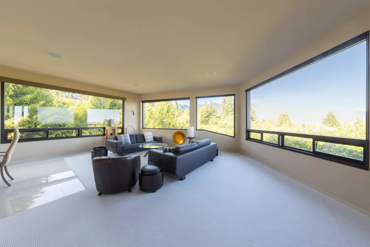 Guest Bathroom Photo of 1109 Hillside Road, West Vancouver, BC