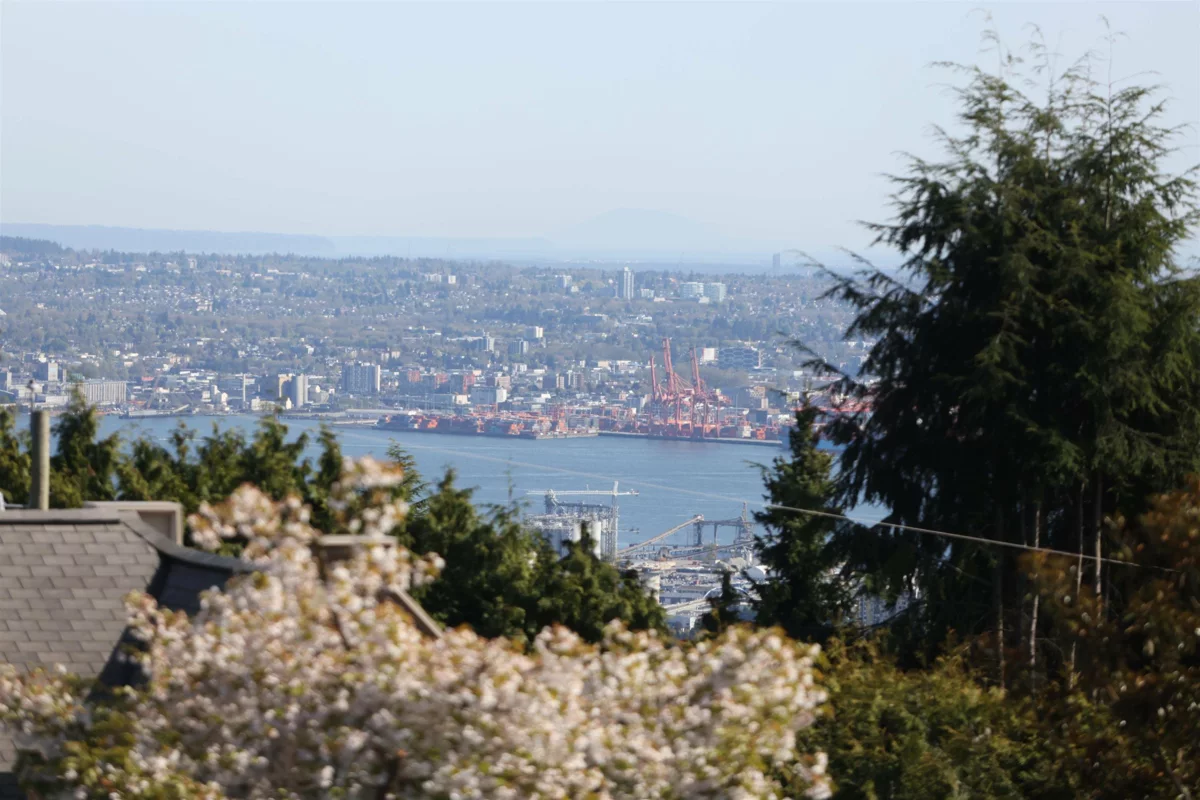 Living Room Photo of 1109 Hillside Road, West Vancouver, BC