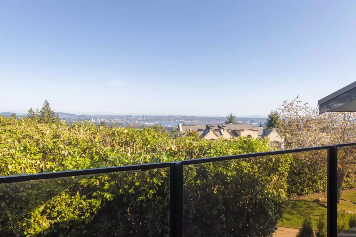 Powder Room Photo of 1109 Hillside Road, West Vancouver, BC
