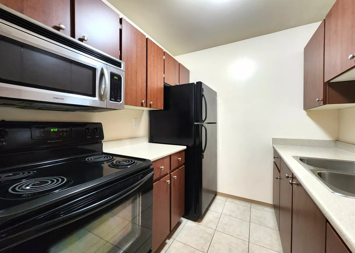 Walk-In Closet Photo of 102 5664 200 Street, Langley, BC