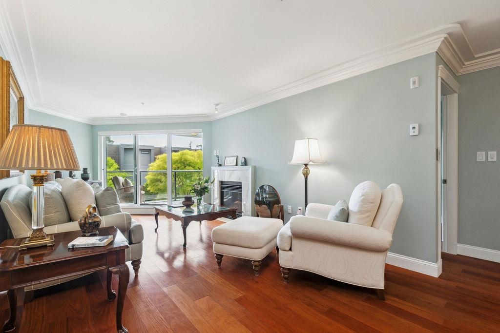 Breakfast Nook Photo of 220 15210 Pacific Avenue, White Rock, BC