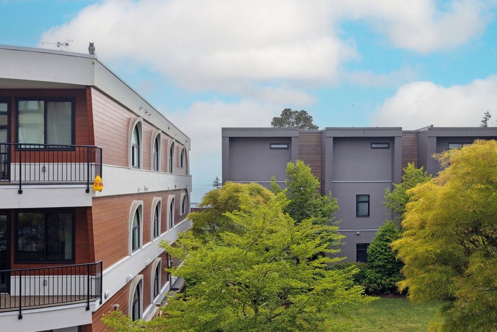 Guest Bathroom Photo of 220 15210 Pacific Avenue, White Rock, BC