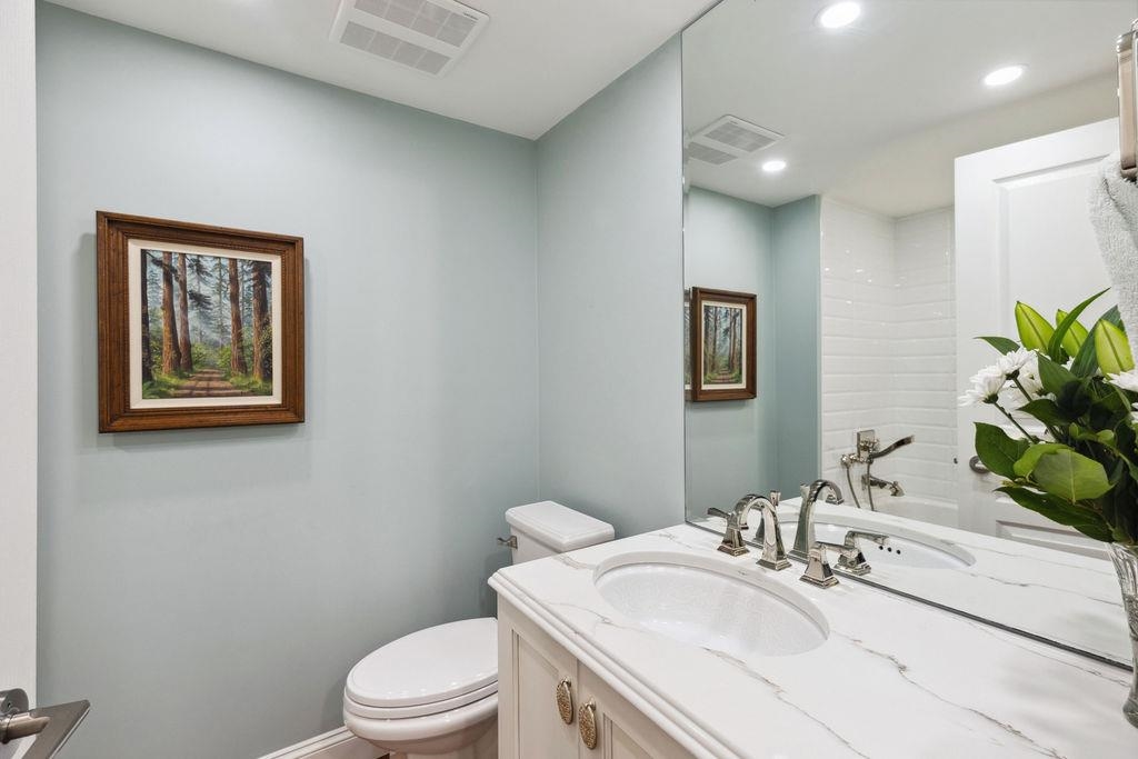 Kitchen Photo of 220 15210 Pacific Avenue, White Rock, BC